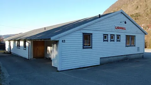 Ljoshall. Hvitt bygg