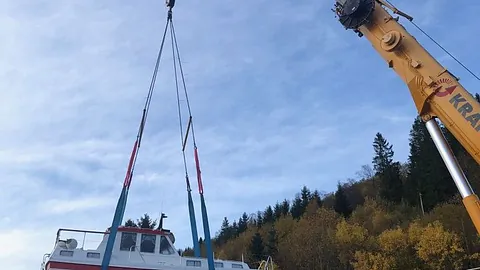 Båt fraktes med kran